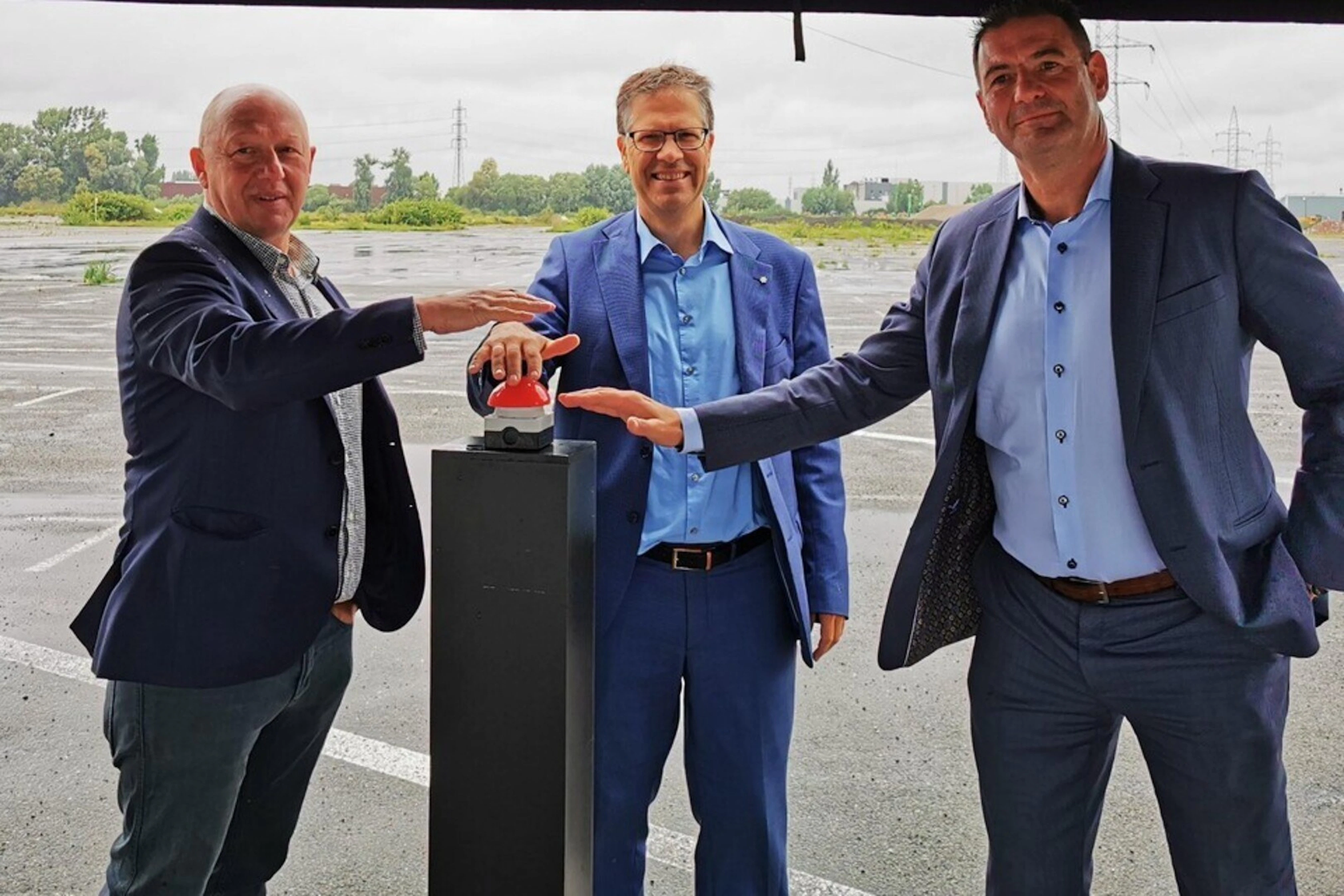 Burgemeesters Hans Bonte en Marc Grootjans drukken met gedeputeerde Tom Dehaene op de symbolische s